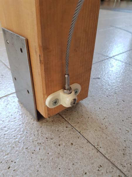 9° Inserire i cavetti nel supporto inferiore