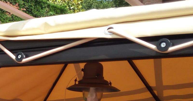 Fissaggio su struttura a piramide con bottone avvitato con foro passante